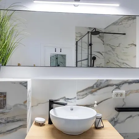 Stylish House With Yard 4 Pers *