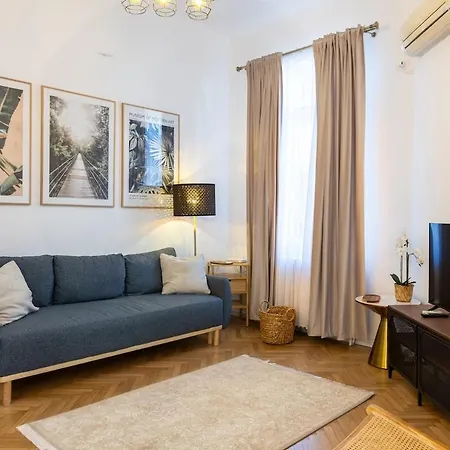Stylish House With Yard 4 Pers Daire *