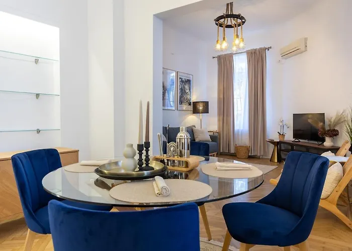 Stylish House With Yard 4 Pers *