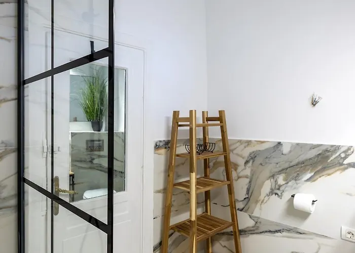 Stylish House With Yard 4 Pers