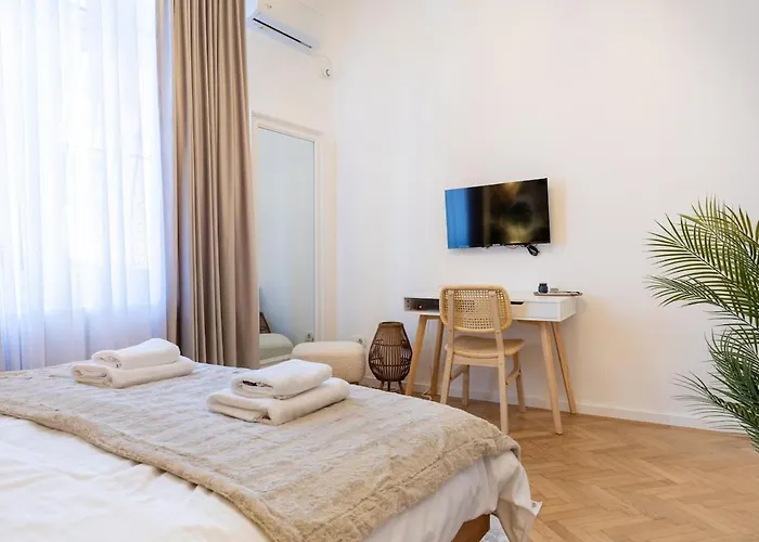 Апартаменти Stylish House With Yard 4 Pers *